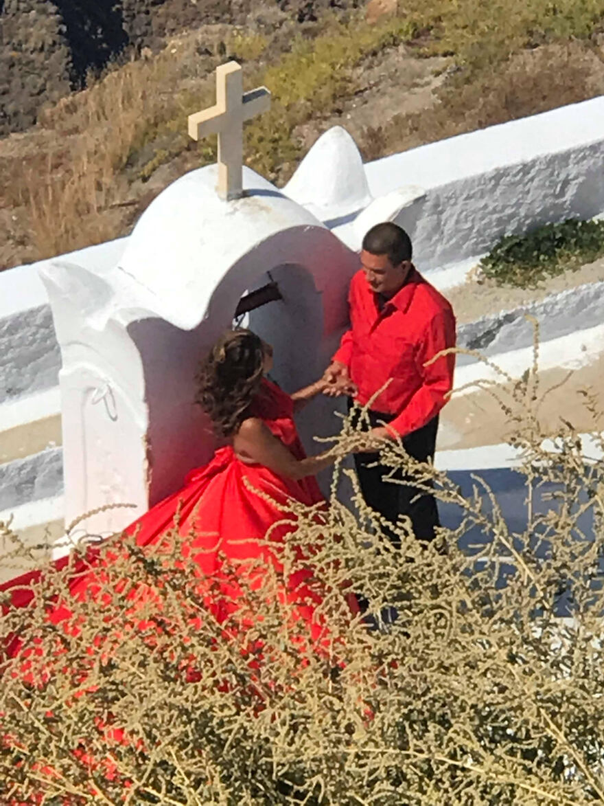 Σαντορίνη: 800 ευρώ πληρώνουν οι τουρίστες για να φωτογραφηθούν στο νησί