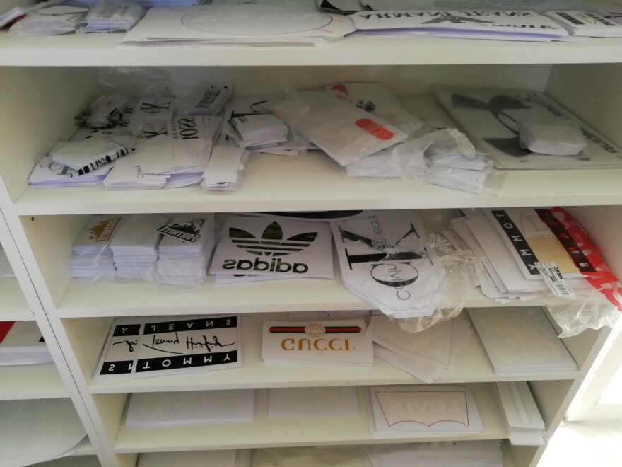 Οργιάζει το παρεμπόριο σε Αθήνα και Ρόδο - Κατασχέθηκαν χιλιάδες προϊόντα «μαϊμού» 