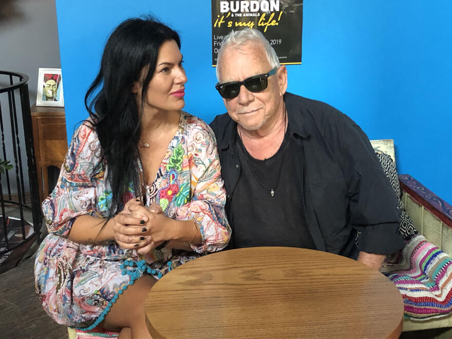 O Ερικ Μπάρτον πήγε για μπύρες στο Χαλάνδρι 