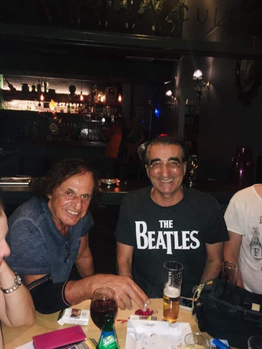 O Ερικ Μπάρτον πήγε για μπύρες στο Χαλάνδρι 