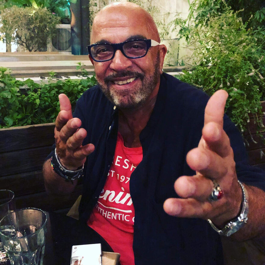 O Ερικ Μπάρτον πήγε για μπύρες στο Χαλάνδρι 