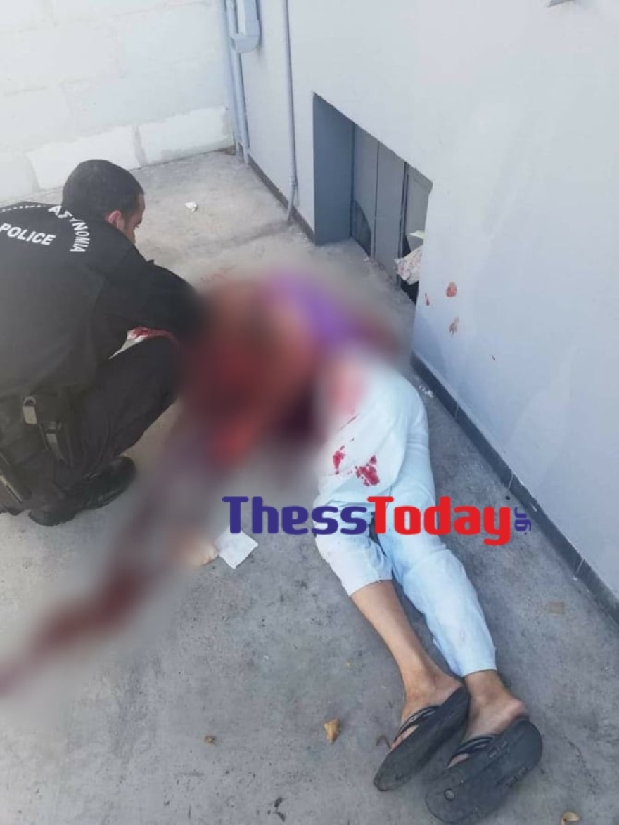 Αστυνομικοί σώζουν άντρα που επιχείρησε να κόψει τον λαιμό του με γυαλί