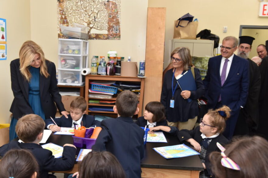 Η Μαρέβα Μητσοτάκη σε ελληνικά σχολεία της Νέας Υόρκης 