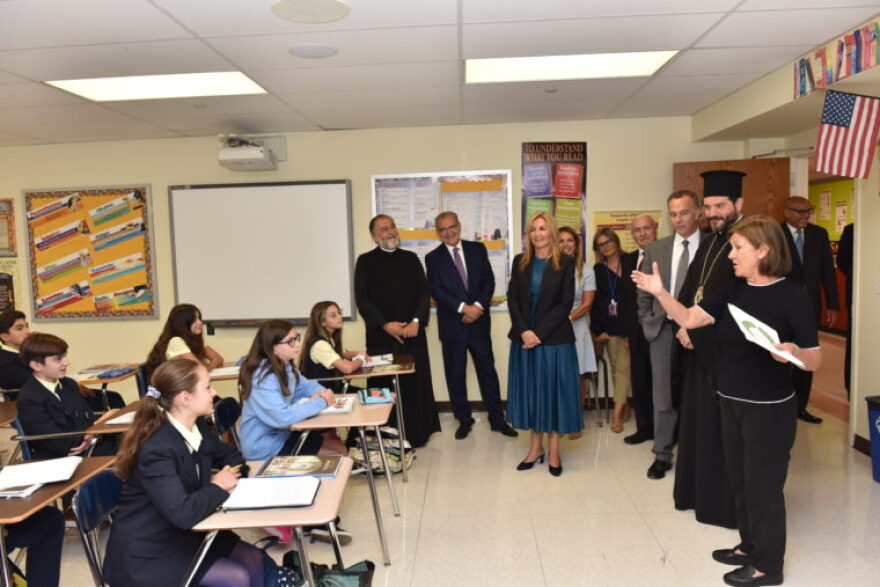 Η Μαρέβα Μητσοτάκη σε ελληνικά σχολεία της Νέας Υόρκης 