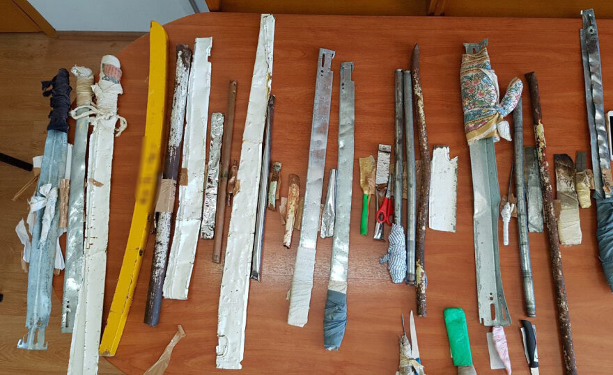 Φυλακές Αυλώνα: Οι κρατούμενοι είχαν «οπλοστάσιο» με μαχαίρια, σπαθιά και σουβλιά - Δείτε φωτογραφίες