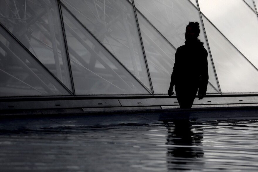 Παρίσι: Μαύρα αποτυπώματα στο Λούβρο - Διαδηλωτές πασάλειψαν με μελάσα την Πυραμίδα 