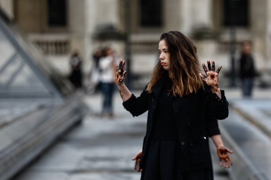 Παρίσι: Μαύρα αποτυπώματα στο Λούβρο - Διαδηλωτές πασάλειψαν με μελάσα την Πυραμίδα 