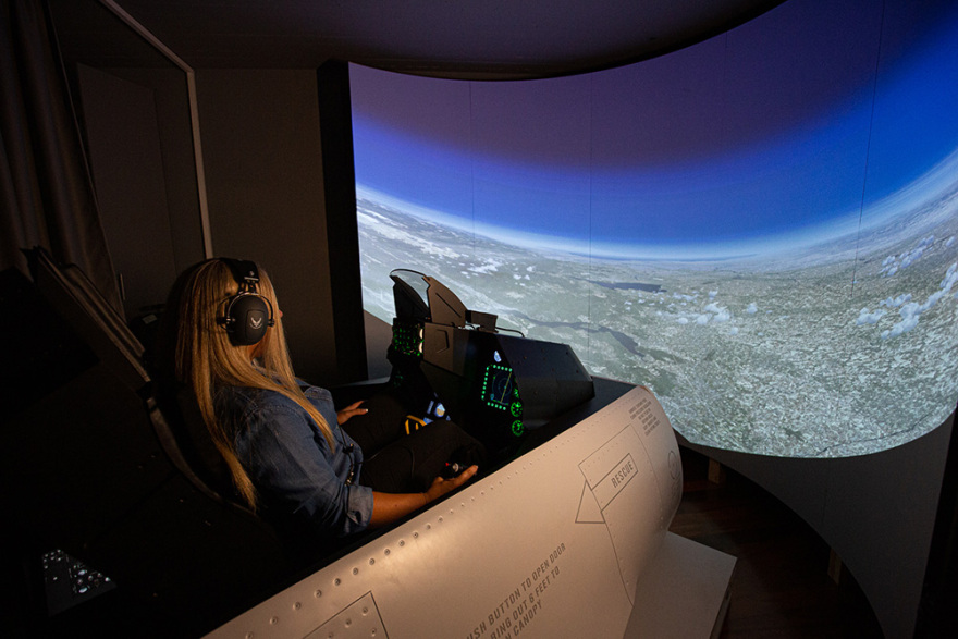 To πρώτο ψυχαγωγικό κέντρο προσομοιωτών πτήσης στην Ελλάδα «προσγειώθηκε» στη Βουλιαγμένης!