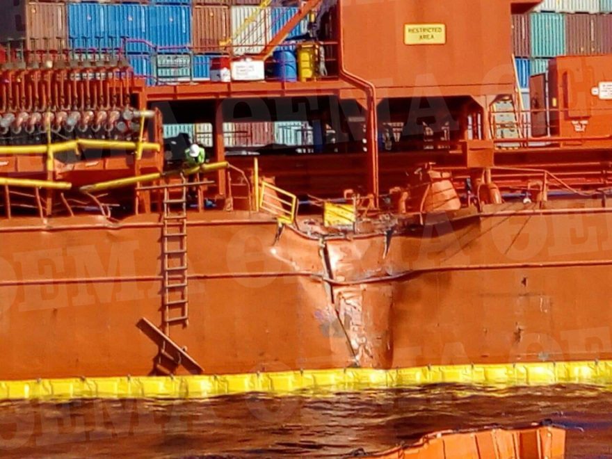 Δείτε φωτογραφίες από τη σύγκρουση πλοίων στο Πέραμα       