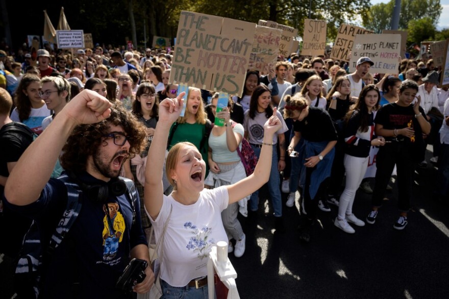 Ελβετία: Ογκώδης πορεία για το κλίμα - 100.000 άνθρωποι ξεχύθηκαν στους δρόμους