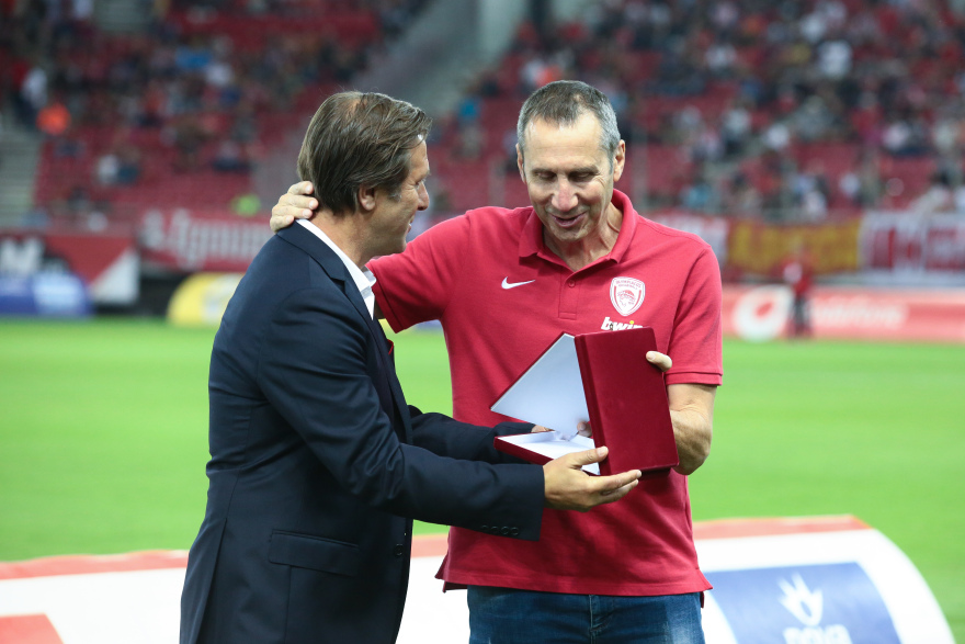 Super League 1: Βράβευσε τον Μπλατ η ΠΑΕ Ολυμπιακός