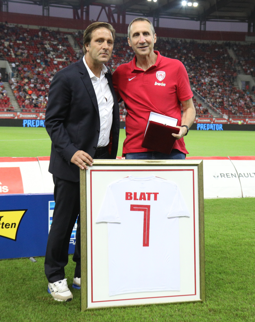 Super League 1: Βράβευσε τον Μπλατ η ΠΑΕ Ολυμπιακός