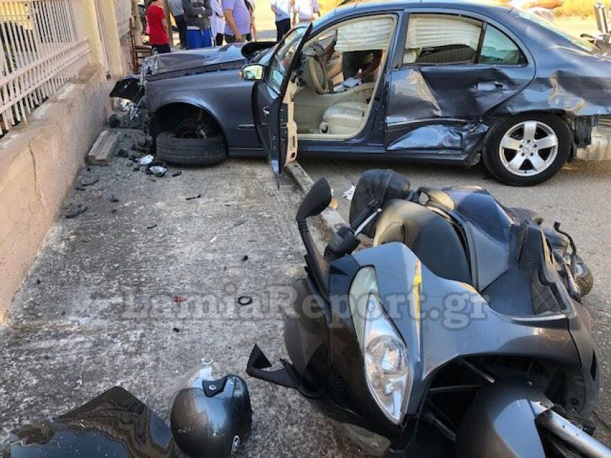 Λαμία: Σφοδρή σύγκρουση αυτοκινήτων σε διασταύρωση – Δύο τραυματίες