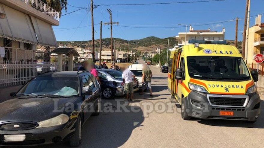 Λαμία: Σφοδρή σύγκρουση αυτοκινήτων σε διασταύρωση – Δύο τραυματίες
