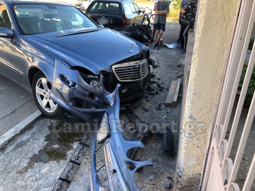 Λαμία: Σφοδρή σύγκρουση αυτοκινήτων σε διασταύρωση – Δύο τραυματίες
