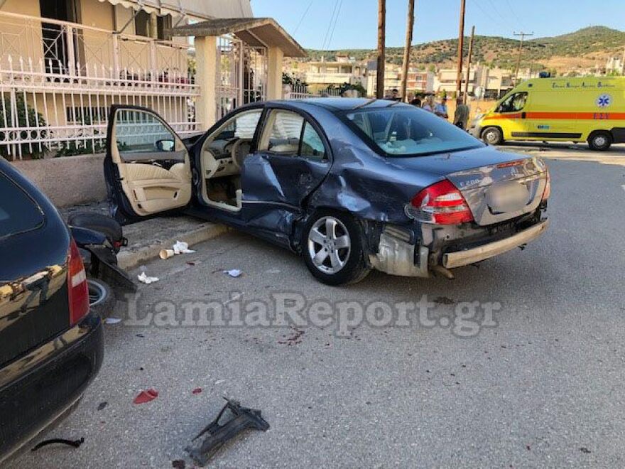 Λαμία: Σφοδρή σύγκρουση αυτοκινήτων σε διασταύρωση – Δύο τραυματίες
