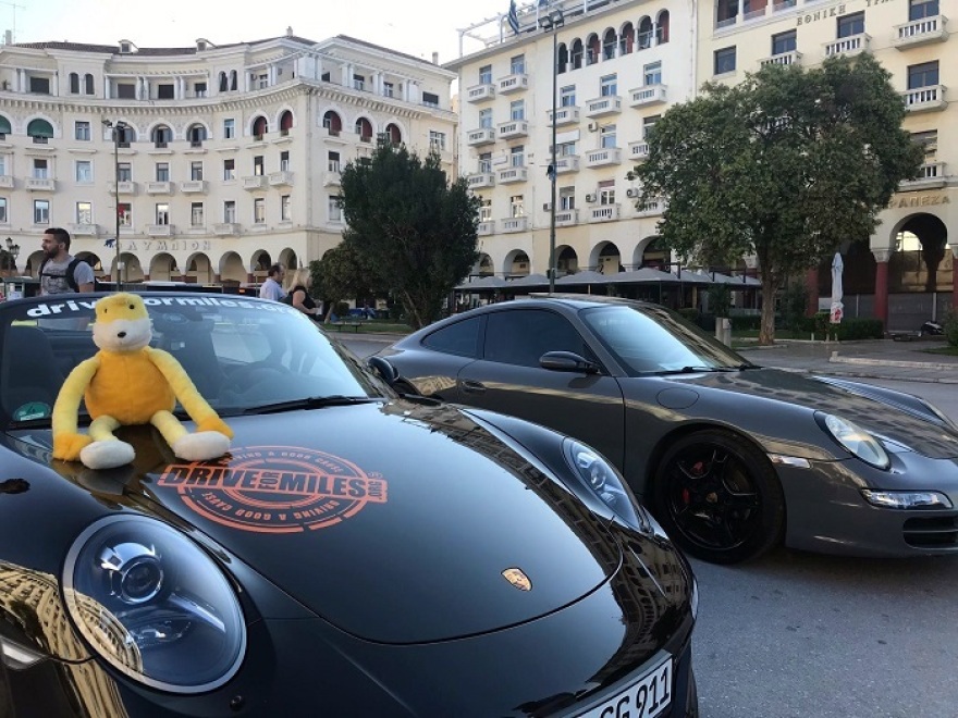 Θεσσαλονίκη: Στην Πλατεία Αριστοτέλους 10 Porsche για καλό σκοπό
