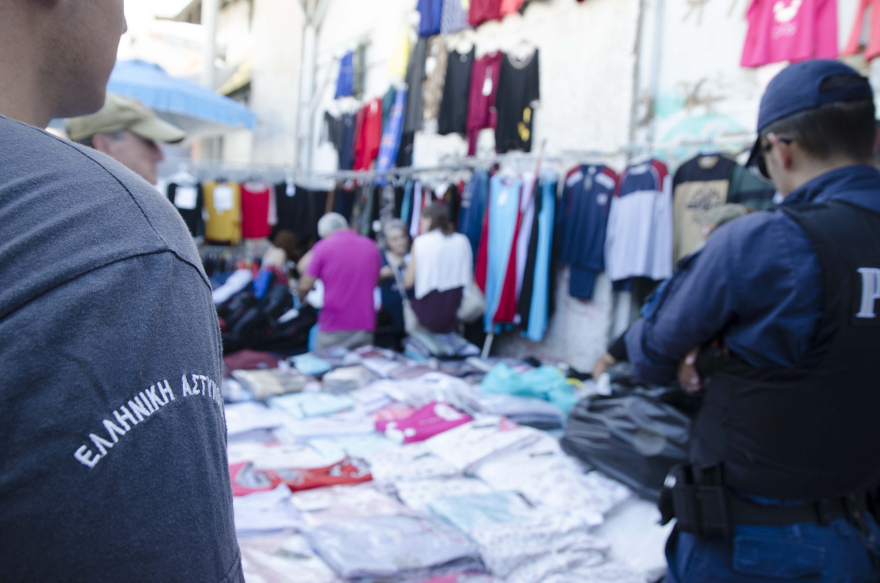 Νέο «χτύπημα» στο παρεμπόριο - Κατασχέθηκαν πέντε τόνοι αντικειμένων στον Πειραιά 