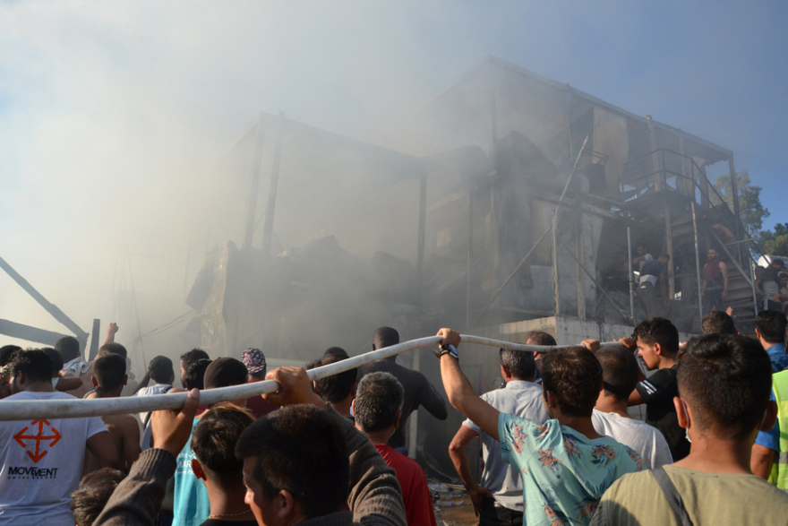 Φωτιά στη Μόρια: Δύο νεκροί – Ζημιές σε πυροσβεστικά οχήματα