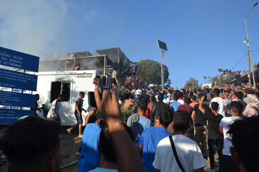 Φωτιά στη Μόρια: Δύο νεκροί – Ζημιές σε πυροσβεστικά οχήματα