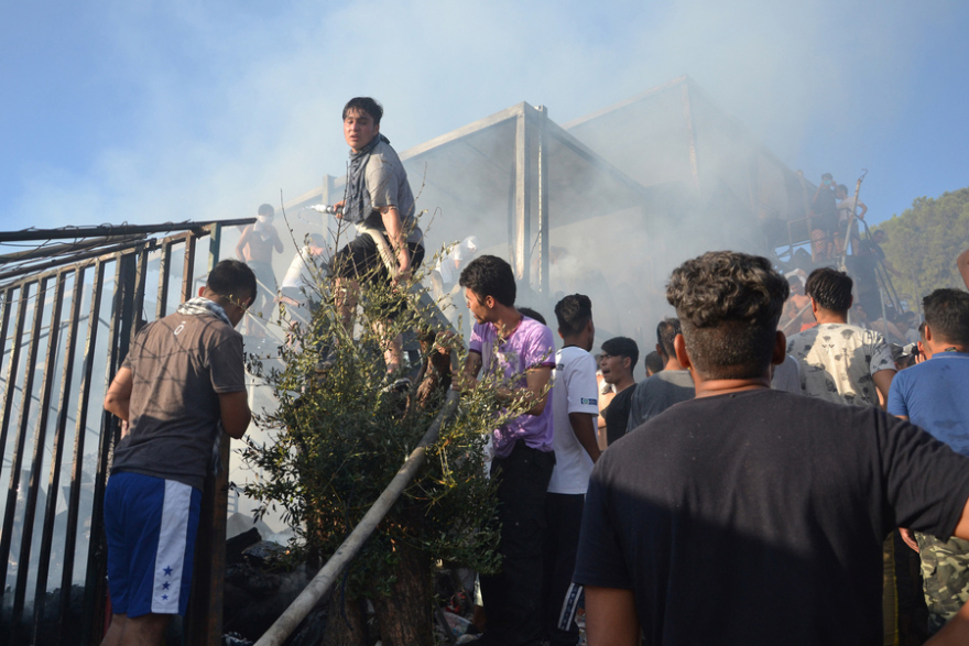 Φωτιά στη Μόρια: Δύο νεκροί – Ζημιές σε πυροσβεστικά οχήματα