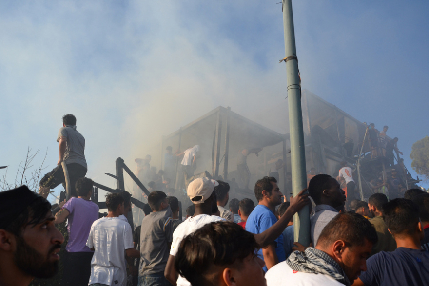 Φωτιά στη Μόρια: Δύο νεκροί – Ζημιές σε πυροσβεστικά οχήματα