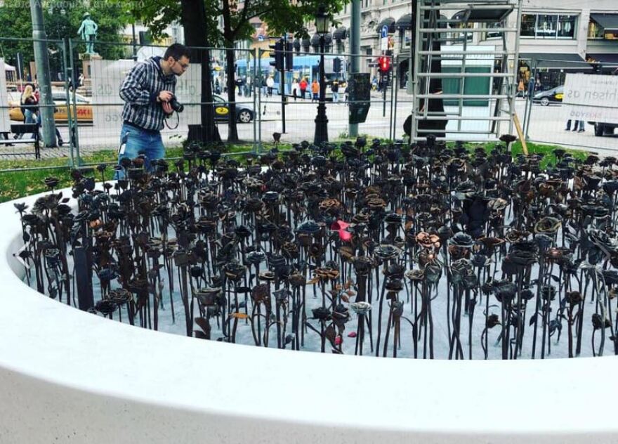 Νορβηγία: 1.000 μεταλλικά τριαντάφυλλα για τα 77 θύματα του Μπρέιβικ