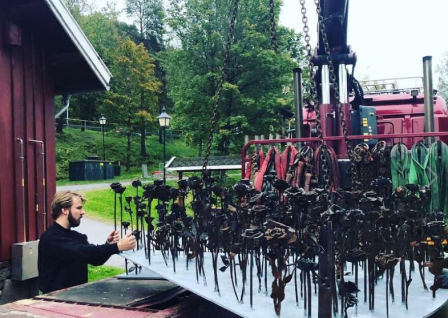 Νορβηγία: 1.000 μεταλλικά τριαντάφυλλα για τα 77 θύματα του Μπρέιβικ