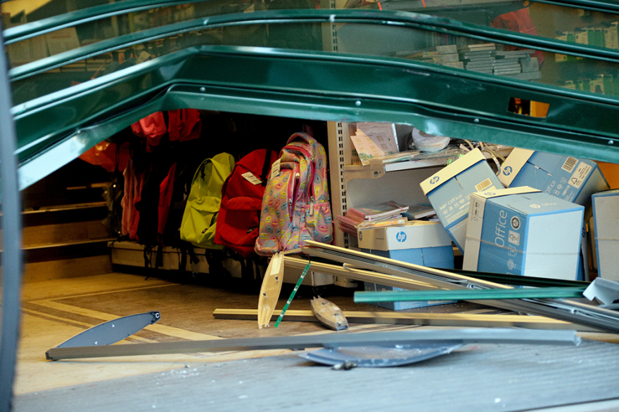 Νέα Σμύρνη: Προσπάθησαν να μπουν σε κατάστημα ηλεκτρικών ειδών με αυτοκίνητο