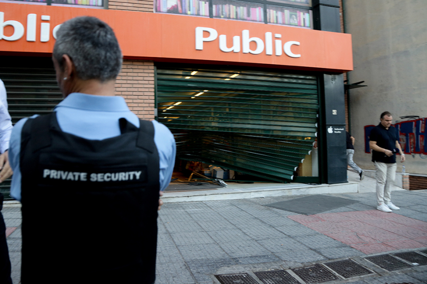 Νέα Σμύρνη: Προσπάθησαν να μπουν σε κατάστημα ηλεκτρικών ειδών με αυτοκίνητο