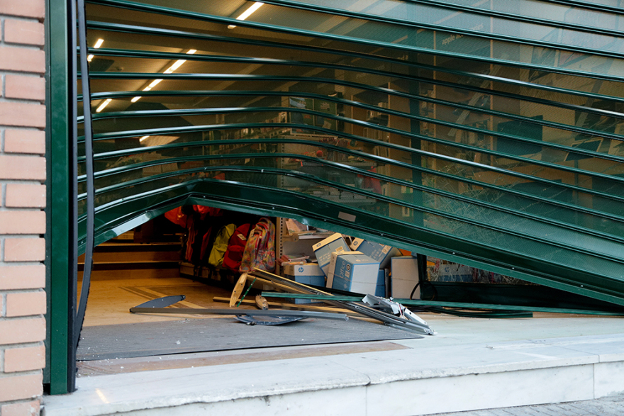 Νέα Σμύρνη: Προσπάθησαν να μπουν σε κατάστημα ηλεκτρικών ειδών με αυτοκίνητο