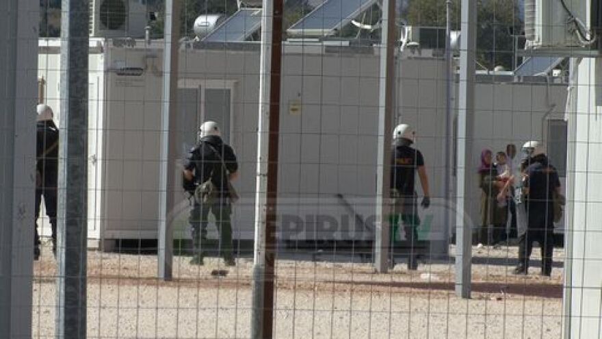 Ιωάννινα: Δακρυγόνα και πετροπόλεμος στον καταυλισμό του Κατσικά - Αντιδράσεις μεταναστών για τις αφίξεις από τη Μόρια