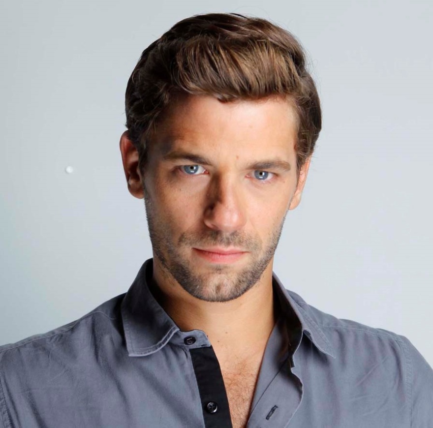 Ο Χρήστος Φερεντίνος φέρνει τα «Πάνω Κάτω» και το Σαββατόβραδο