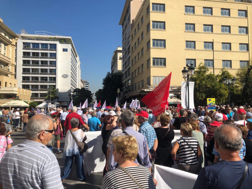 Συγκέντρωση συνταξιούχων στην πλατεία Κοτζιά: «Διεκδικούμε ό,τι μας έχει αφαιρεθεί»