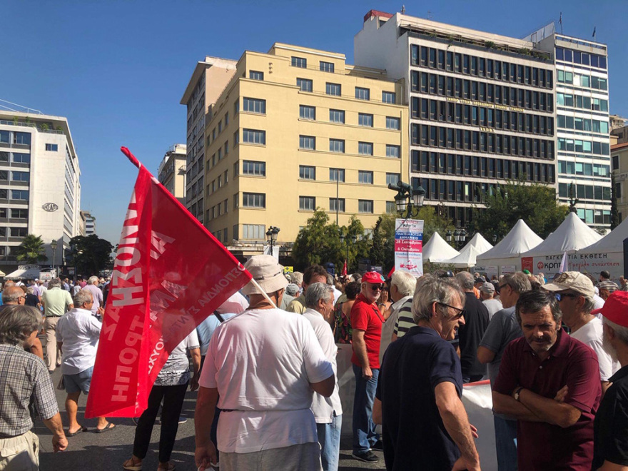 Συγκέντρωση συνταξιούχων στην πλατεία Κοτζιά: «Διεκδικούμε ό,τι μας έχει αφαιρεθεί»