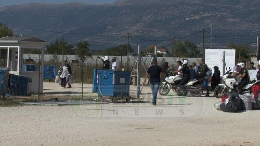 Ιωάννινα: Δακρυγόνα και πετροπόλεμος στον καταυλισμό του Κατσικά - Αντιδράσεις μεταναστών για τις αφίξεις από τη Μόρια