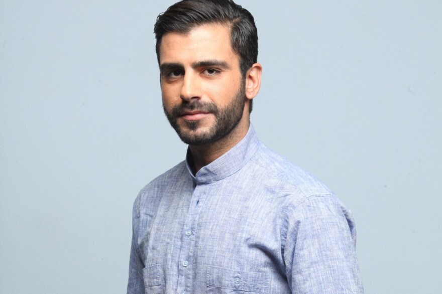 Ο Χρήστος Φερεντίνος φέρνει τα «Πάνω Κάτω» και το Σαββατόβραδο