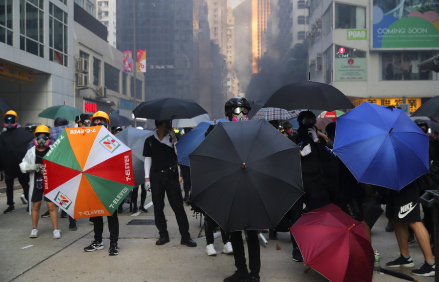 Χονγκ Κονγκ: Αστυνομικός πυροβόλησε διαδηλωτή στο στήθος