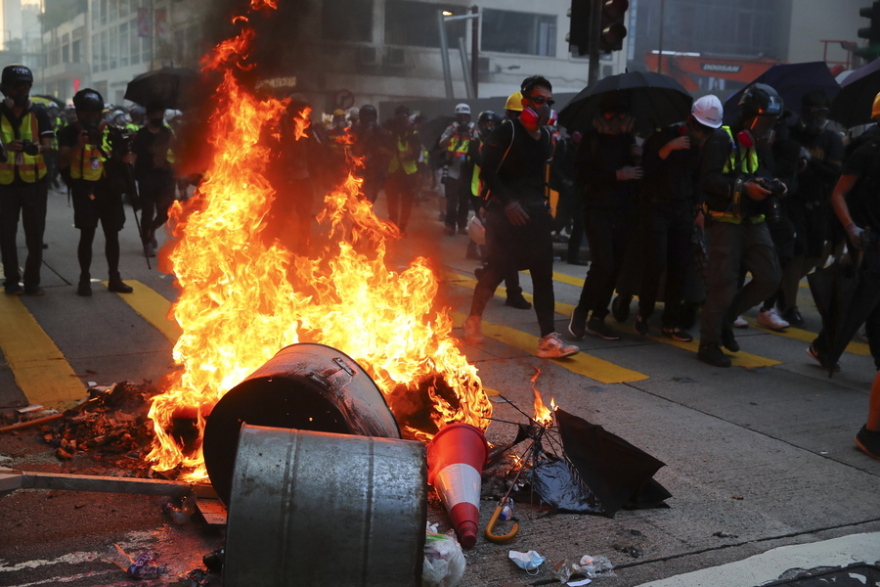 Χονγκ Κονγκ: Αστυνομικός πυροβόλησε διαδηλωτή στο στήθος