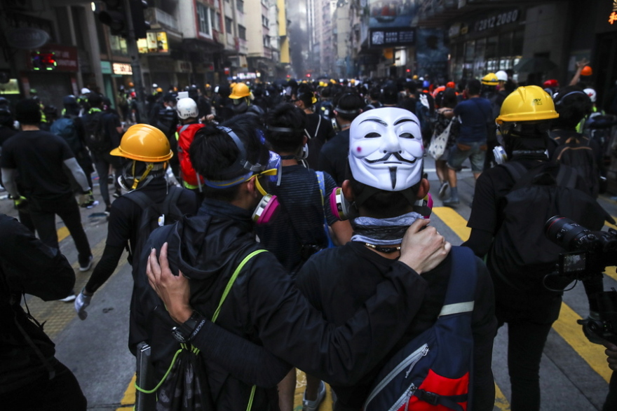 Χονγκ Κονγκ: Αστυνομικός πυροβόλησε διαδηλωτή στο στήθος