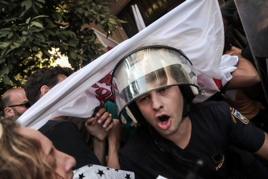 Ένταση με μέλη του ΠΑΜΕ σε συμβολαιογραφείο στο Κολωνάκι