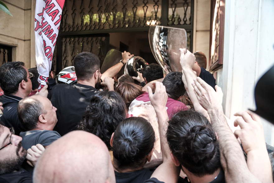 Ένταση με μέλη του ΠΑΜΕ σε συμβολαιογραφείο στο Κολωνάκι