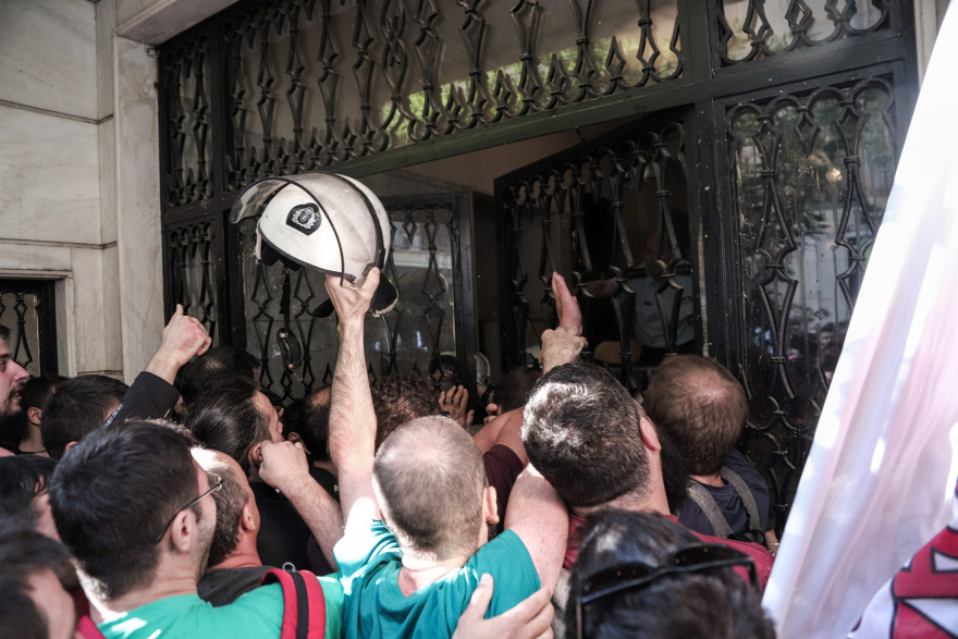 Ένταση με μέλη του ΠΑΜΕ σε συμβολαιογραφείο στο Κολωνάκι