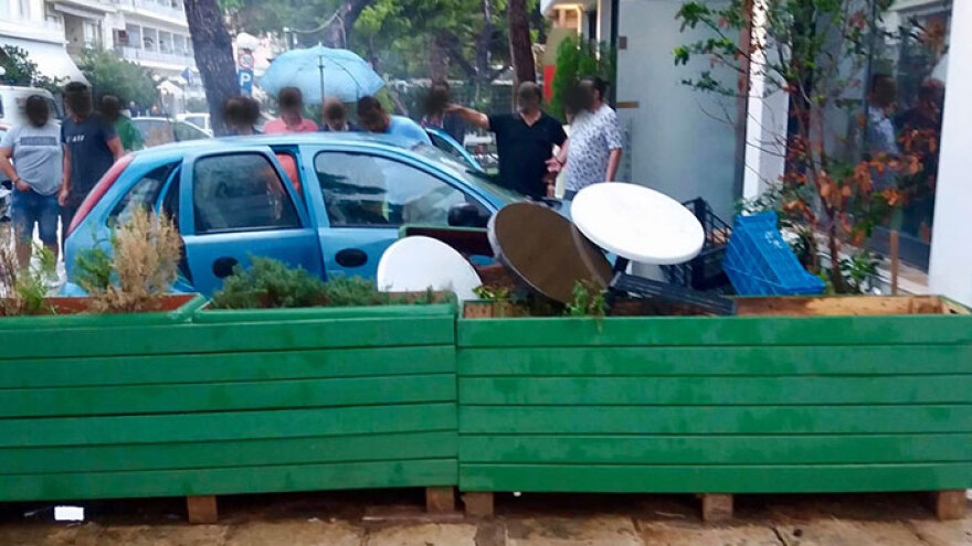 Ιτέα: Αυτοκίνητο μπήκε σε καφετέρια όταν ηλικιωμένη έχασε τον έλεγχο