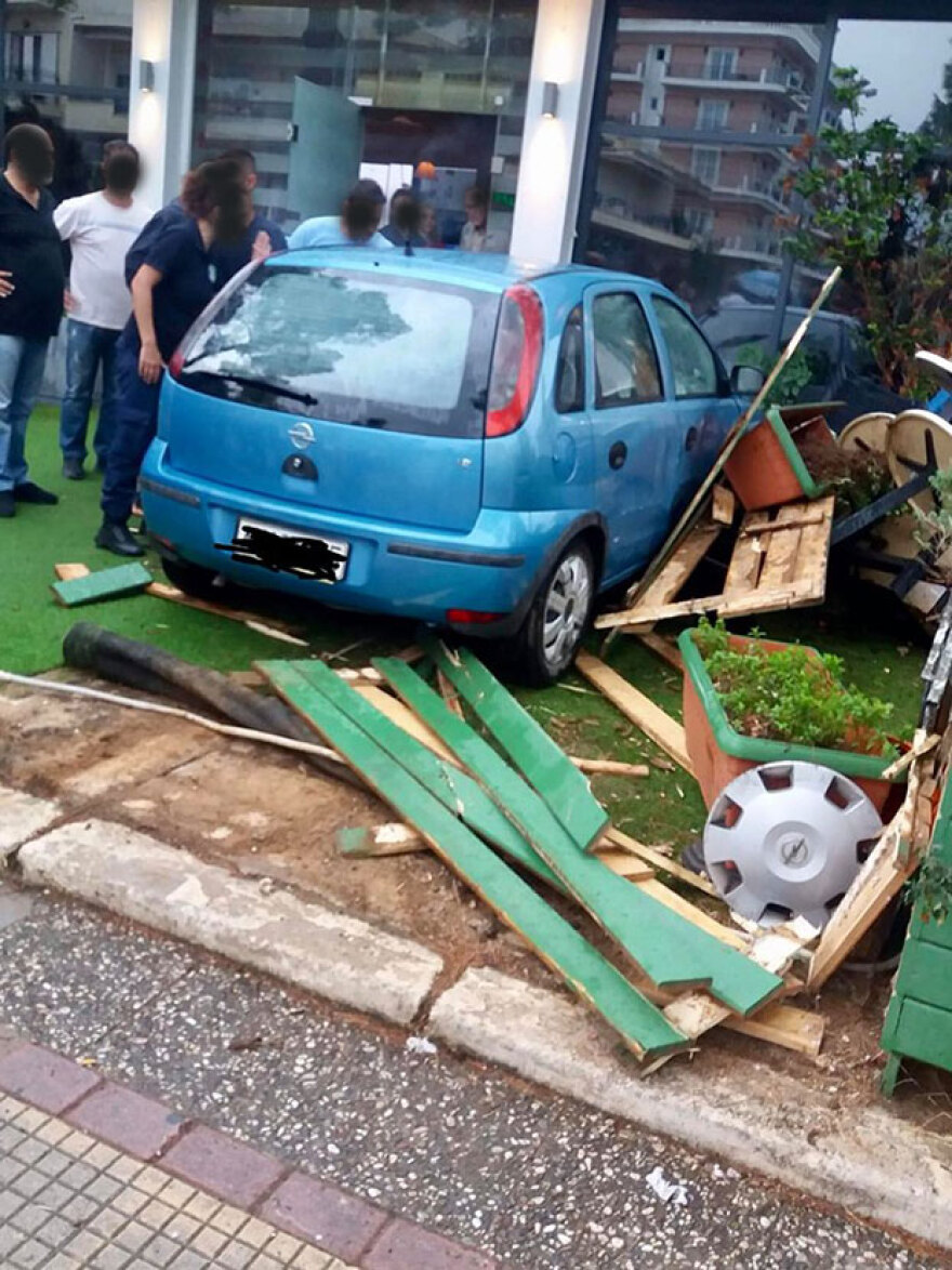 Ιτέα: Αυτοκίνητο μπήκε σε καφετέρια όταν ηλικιωμένη έχασε τον έλεγχο
