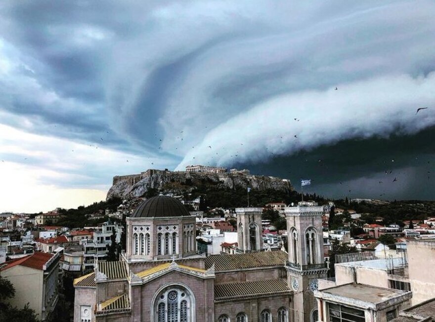 Καιρός-Εντυπωσιακές εικόνες: Tι είναι το shelf cloud που «κατάπιε» την Αττική πριν την καταιγίδα