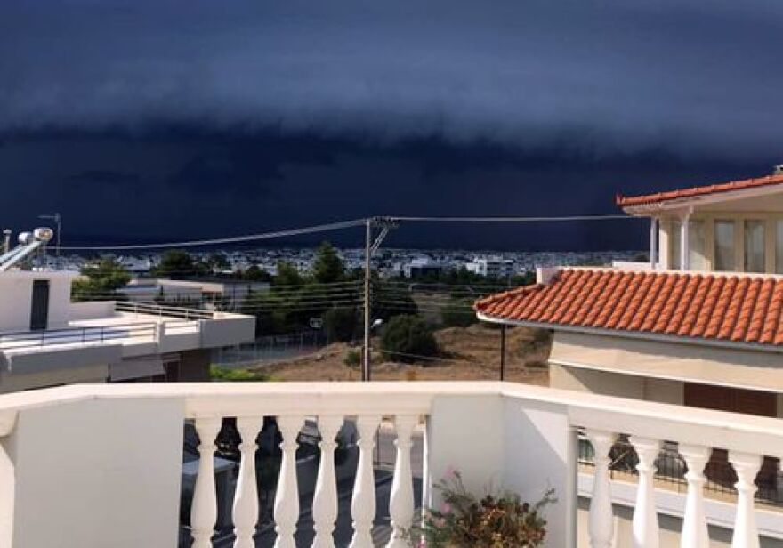Καιρός-Εντυπωσιακές εικόνες: Tι είναι το shelf cloud που «κατάπιε» την Αττική πριν την καταιγίδα