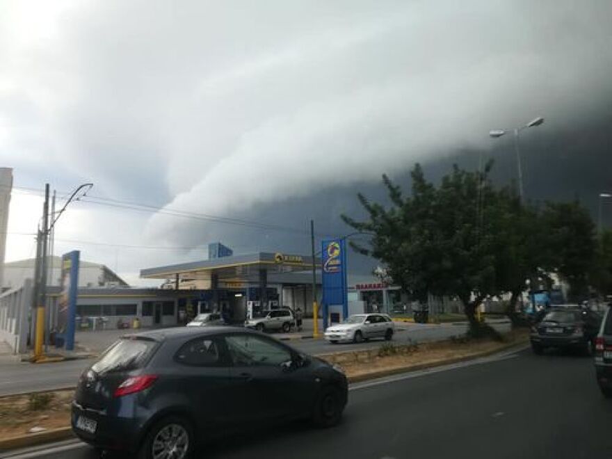 Καιρός-Εντυπωσιακές εικόνες: Tι είναι το shelf cloud που «κατάπιε» την Αττική πριν την καταιγίδα