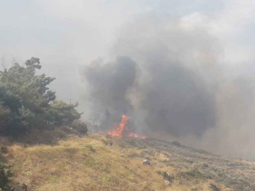 Φωτιά στο Ρέθυμνο - Κοντά σε σπίτια οι φλόγες