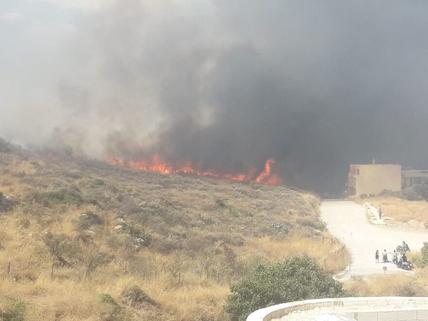 Φωτιά στο Ρέθυμνο - Κοντά σε σπίτια οι φλόγες